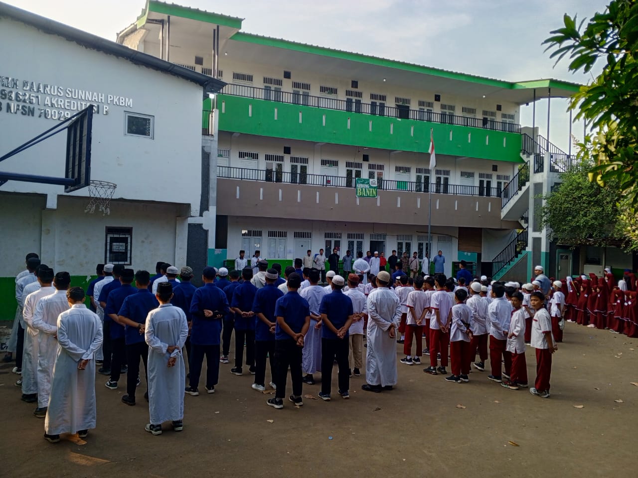 Suasana lingkungan Sekolah Tahfizh Daarus Sunnah Cibinong